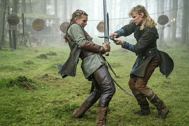 Воины с мечами и топорами